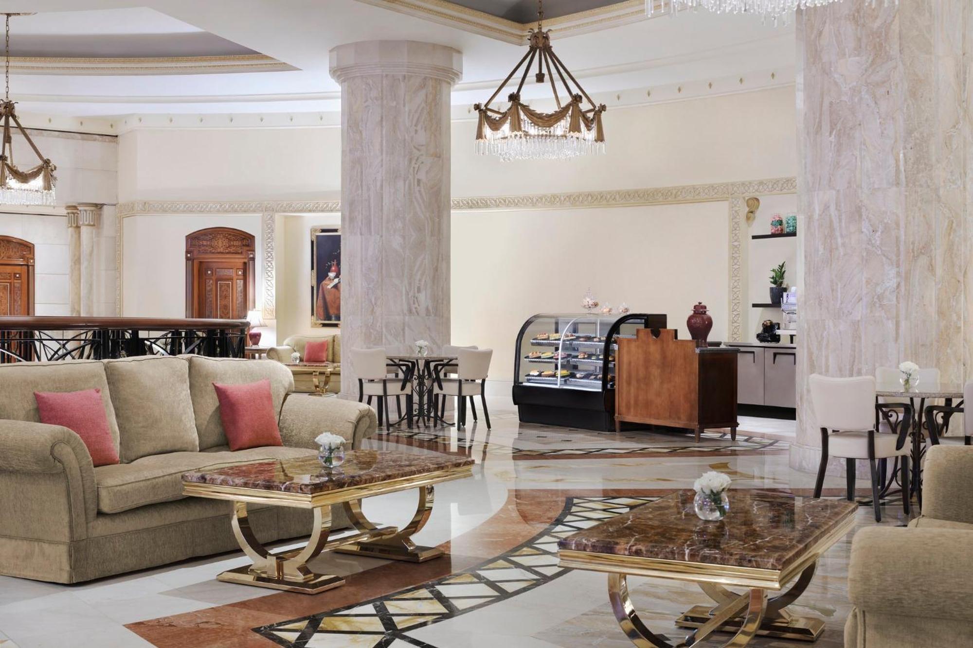 Hotel Intercontinental Dar Al Iman Madinah By Ihg Medina Exterior foto The image shows a spacious and elegantly designed hotel lobby or lounge area. It features plush sofas with cushions, stylish coffee tables, and decorative elements. The decor includes marble columns and a chandelier hanging from the ceiling, adding t